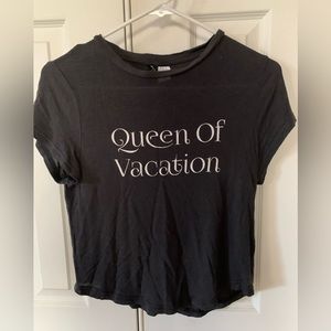 Queen of Vacation graphic crop tee by H&M Divided; black, size M, curved hem